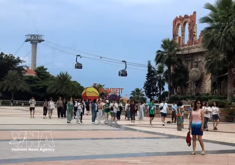 Des visiteurs au complexe touristique Sun World Hon Thom à Phu Quoc. Photo : VNA.