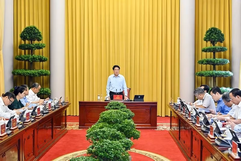 Le président Luong Cuong travaille avec le Bureau présidentiel afin d’évaluer les résultats des missions accomplies en septembre et de définir les tâches essentielles pour octobre. Photo : NDEL