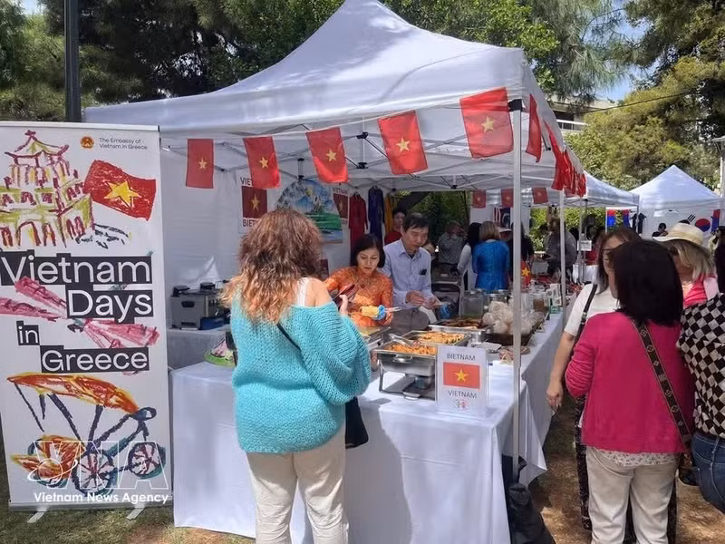 Le pavillon vietnamien attire de nombreux visiteurs. Photo: VNA