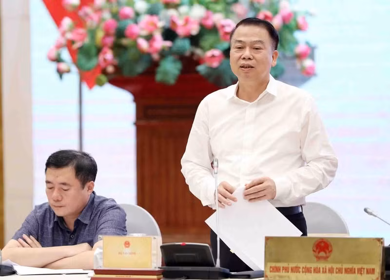 Le vice-ministre des Finances, Nguyen Duc Chi, s'exprime lors de la conférence de presse. Photo : VNA.