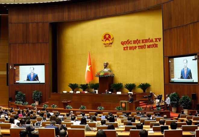 Nguyen Van Quang s'exprime devant les députés. Photo : VNA.