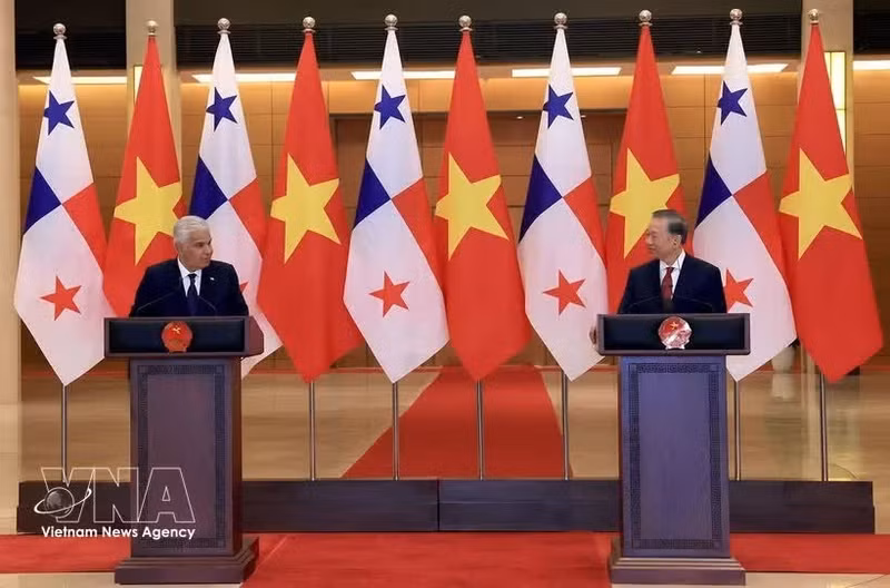 Le secrétaire général du Parti communiste du Vietnam (PCV) et président de la République To Lam et le président panaméen José Raúl Mulino rencontrent la presse. Photo : VNA.