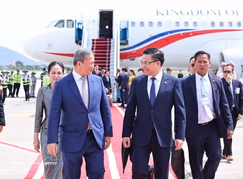 Le Premier ministre cambodgien, Samdech Moha Borvor Thipadei Hun Manet (gauche), à l'aéroport international de Nôi Bai, à Hanoi. Photo: VNA