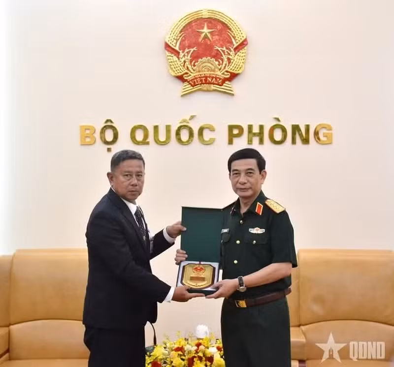 Le général vietnamien Phan Van Giang (à droite) remet un cadeau au général Adul Boonthumjaroen. Photo: qdnd.vn