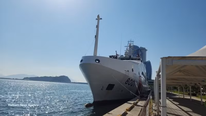 Le navire 8001 du Commandement de la 3e région de la Garde-côte du Vietnam accoste au port de la ville de Yeosu, province de Jeolla du Sud, en République de Corée. Photo : VNA.