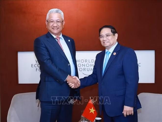 Le Premier ministre Pham Minh Chinh (à droite) reçoit Brand Cheng, président-directeur général de Foxconn Industrial Internet (FII), à Tianjin, le 25 juin. Photo : VNA.