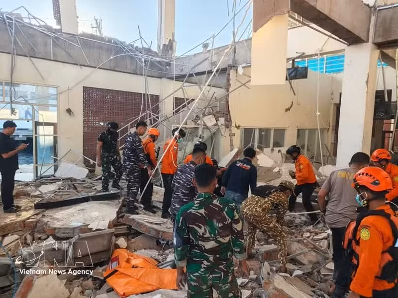 L’armée, en coordination avec l’Agence nationale de recherche et de sauvetage, recherche les victimes du séisme. Photo: VNA