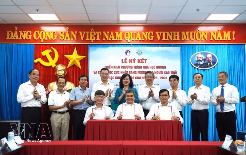 La ministre de la Santé et des responsables de Ho Chi Minh-Ville assistent à la signature d’un accord sur la mise en œuvre d’un programme de soins dentaires scolaires et de prise en charge bucco-dentaire des personnes âgées à Con Dao pour la période 2025-2028. Photo : VNA