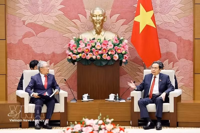 Le président de l’Assemblée nationale, Tran Thanh Man (droite), et le président de l’Association d’amitié République de Corée -Vietnam, Lee Shin Jae. Photo : VNA.
