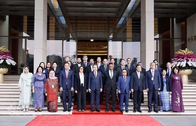 Le président de l’Assemblée nationale Tran Thanh Man reçoit des dirigeants d’organisations internationales d’audit. Photo : VNA.