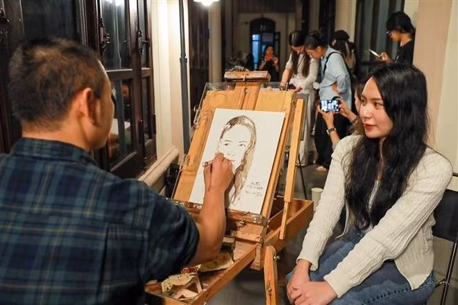Le programme propose également des démonstrations de peinture en direct par des artistes et des séances de dessin guidées dans la cour du musée. Photo : VNA.