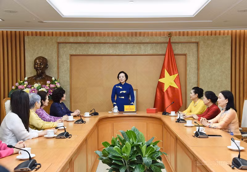 La vice-Première ministre Pham Thi Thanh Tra (debout, au centre) rencontre les représentants de l'Association pour la culture de l'ao dai du Vietnam – Photo : VGP.