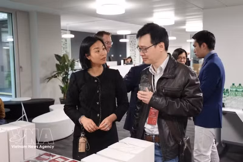 Ly Pham et Luu Vinh Toan lors d'un événement à Zurich. Photo : VNA.