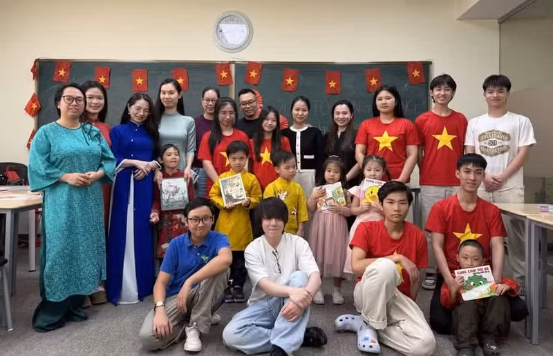 Mme Phan Thi Quynh Trang (à l'extrême gauche, deuxième ligne) avec des membres du groupe de jeunes vietnamiens lors d'un événement du CVCEC. Photo : baotintuc.vn