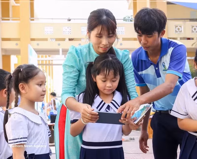 Les familles, les écoles et la société s'unissent pour construire un « bouclier numérique » afin de protéger les enfants en ligne. Photo : VNA.