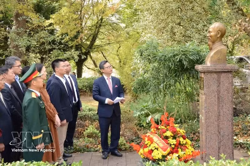 L’ambassade du Vietnam et les représentations vietnamiennes en France ont rendu hommage au Président Hô Chi Minh, le 31 août à Montreuil. Photo : VNA.
