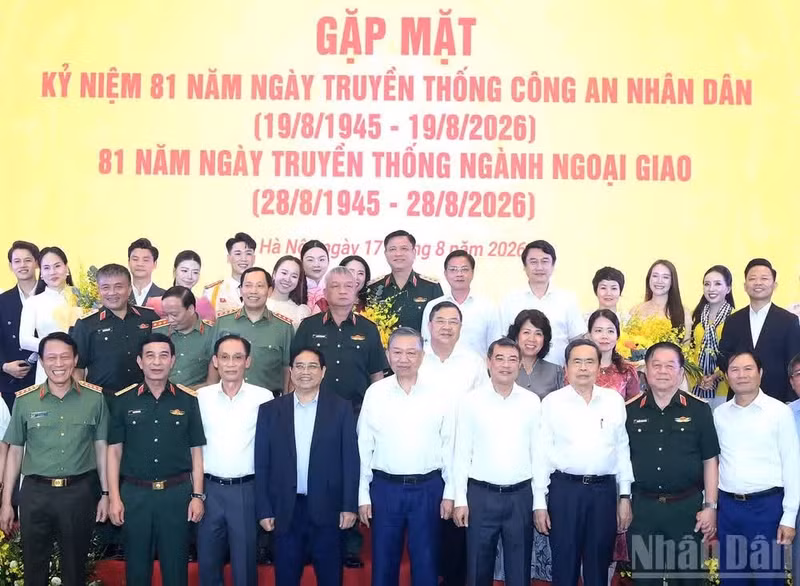 Le secrétaire général du Parti communiste du Vietnam, président de la République, To Lam et les délégués à la rencontre en l’honneur du 81e anniversaire des Journées traditionnelles de la Sécurité publique populaire (19 août 1945 – 2026) et du secteur diplomatique (28 août 1945 – 2026). Photo : NDEL.