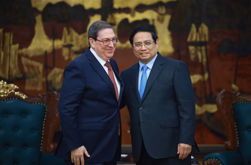 Le Premier ministre Pham Minh Chinh (à droite) recevant Bruno Rodríguez Parrilla, membre du Bureau politique, envoyé spécial du Parti communiste de Cuba, de l’État de la République de Cuba et ministre cubain des Affaires étrangères. Photo : VNA