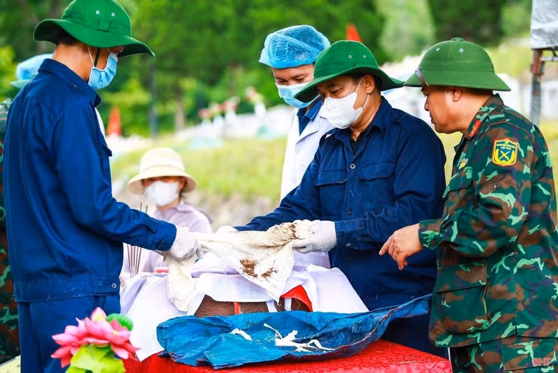Le prélèvement d’échantillons sur les restes de soldats tombés pour la Patrie à Ha Tinh est réalisé avec rigueur à chaque étape, depuis la localisation des tombes, l’exhumation et le prélèvement des restes jusqu’à leur mise sous scellés et à l’établissement des dossiers destinés à l’expertise.