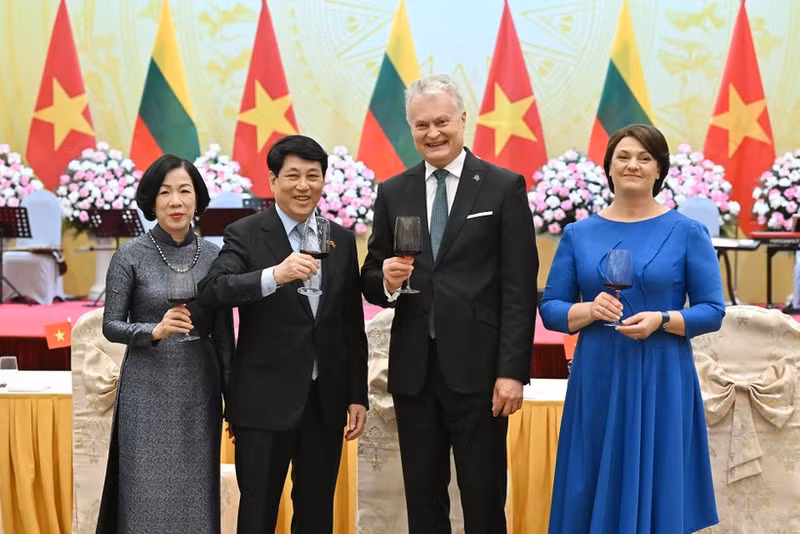 Le président de la République, Luong Cuong, et son épouse président un banquet d’État solennel en l’honneur du président lituanien, Gitanas Nauseda, et de son épouse, actuellement en visite officielle au Vietnam. Photo : VNA.
