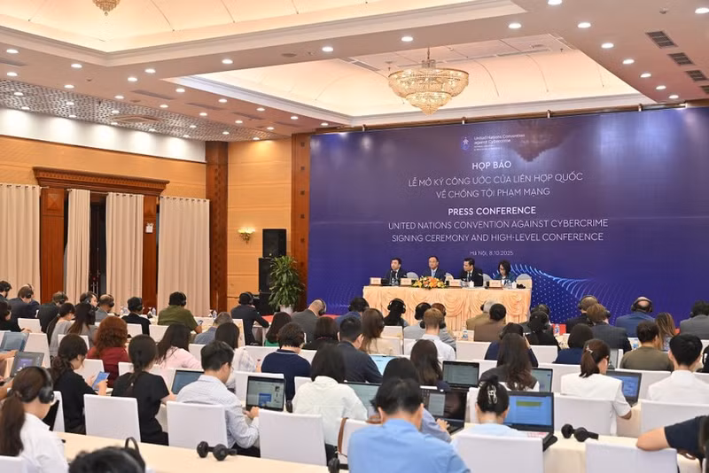 Vue de la conférence de presse sur l’ouverture à la signature de la Convention des Nations Unies contre la cybercriminalité (Convention de Hanoi), à Hanoi, le 8 octobre. Photo : VNA.