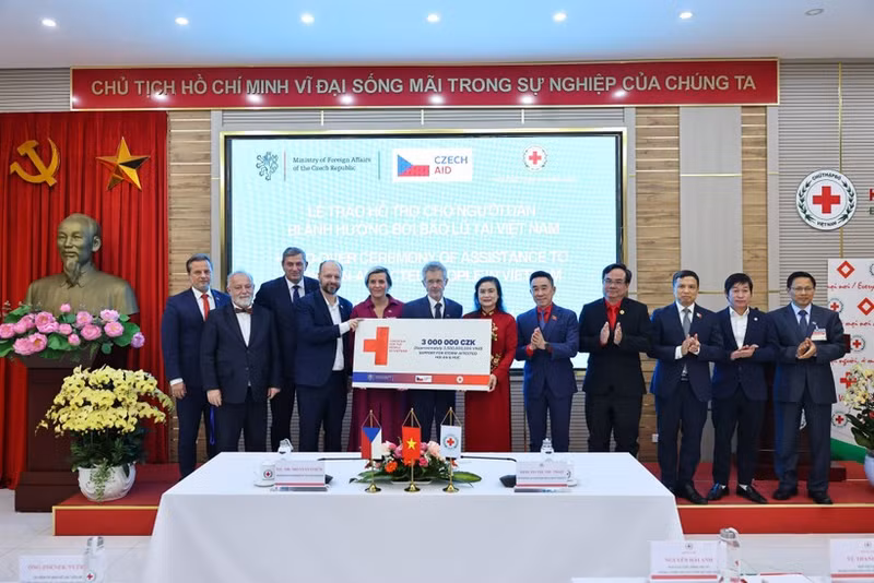 Le 20 novembre, le président du Sénat du Parlement tchèque, Milos Vystrcil, se rend au Comité central de la Croix-Rouge vietnamienne (CRV) pour remettre une aide symbolique de 3 millions de couronnes tchèques destinée à soutenir les efforts de reconstruction suite aux tempêtes et inondations de 2025 à Hôi An (Dà Nang) et à Huê. Photo : VNA.