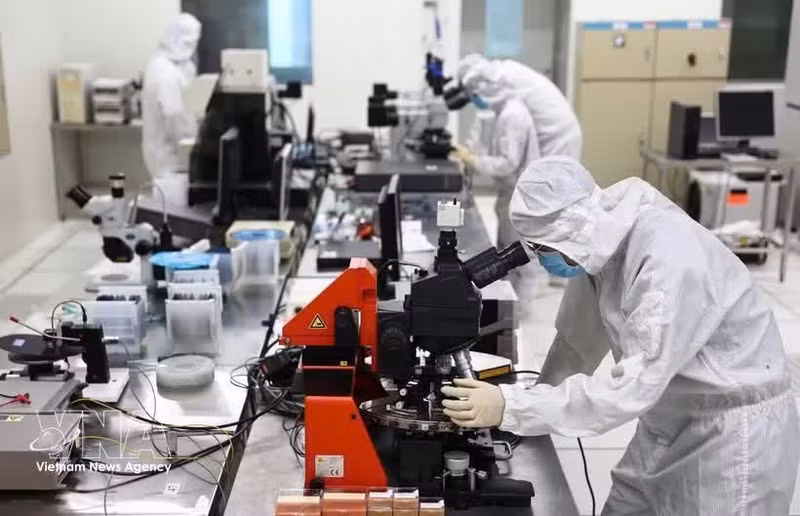 L'attraction des talents dans la recherche scientifique et technologique joue un rôle crucial. Photo : VNA.