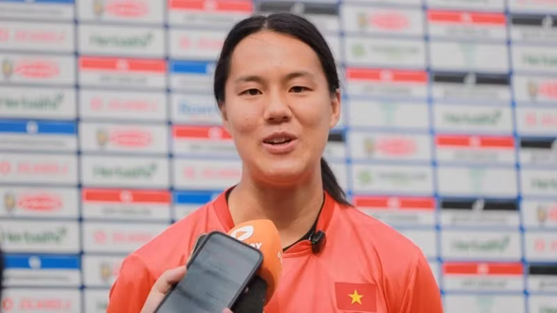 La joueuse viet kieu Nguyen Hoang Nam Mi s’exprime devant les médias avant l’entraînement. Photo : VFF.