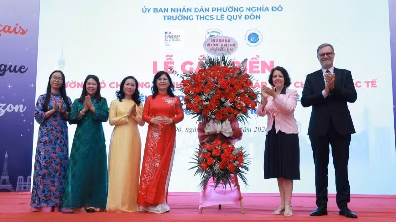 L’ambassadeur de France au Vietnam, Olivier Brochet, et la directrice générale de l’Agence pour l’enseignement français à l’étranger, Claudia Scherer-Effosse, félicitent le collège Le Quy Don pour l’obtention du label « établissement proposant un enseignement du français conforme aux standards internationaux ». Photo : NDEL.