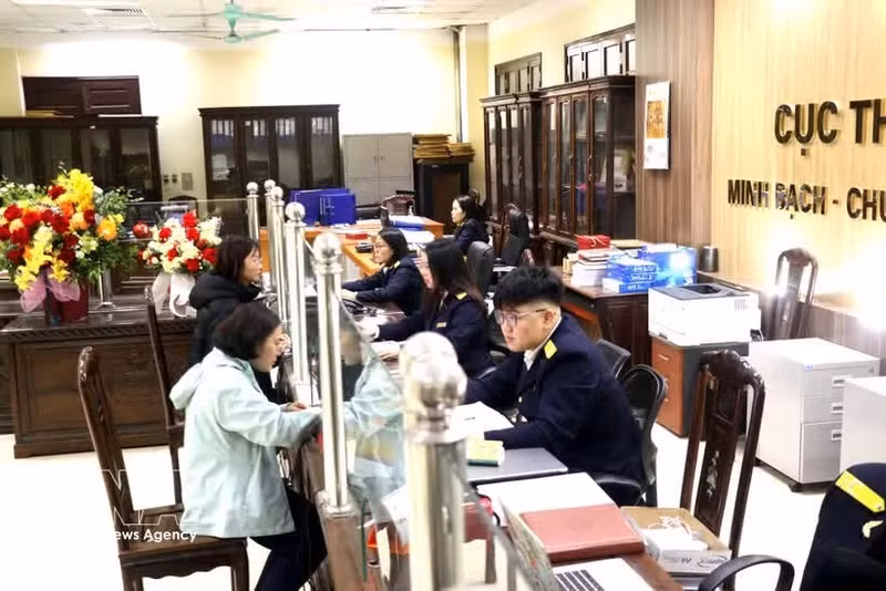 Des citoyens et des entreprises procèdent aux formalités administratives au Service des impôts de la région IV, à Hung Yen. Photo : VNA.