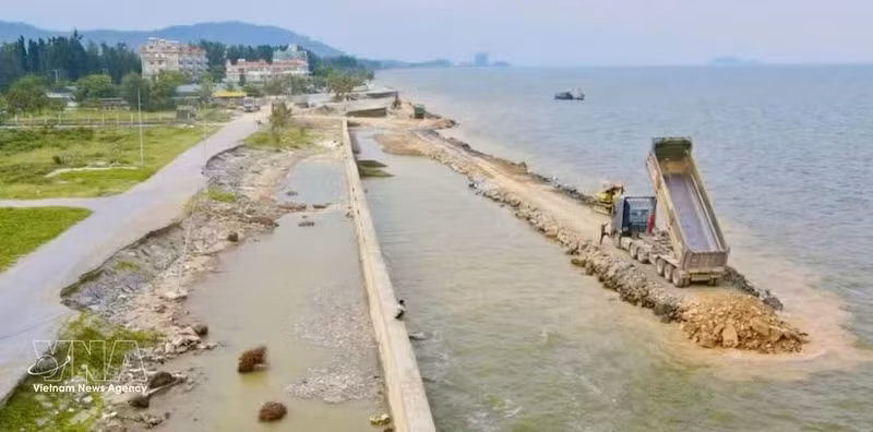 La province de Thanh Hoa accélère les travaux de construction sur les digues et ouvrages de protection importants. Photo : VNA.