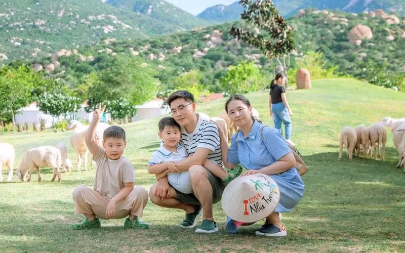 Une jeune famille sud-coréene visitant les villes côtières de Nha Trang et de Ninh Thuan. Photo : NhaTrangTourist.