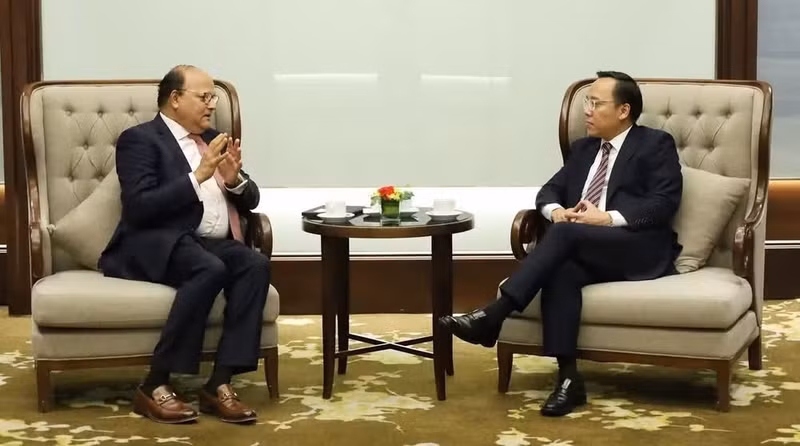 Le vice-ministre de l’Industrie et du Commerce, Nguyen Hoang Long, a reçu et travaillé avec M. Srini Nagarajan, directeur régional pour l’Asie de British International Investment (BII), l’institution britannique de financement du développement.