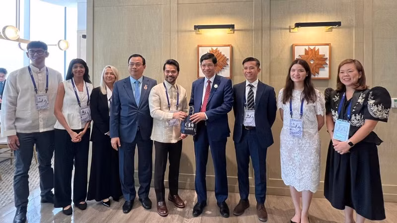 Le vice-ministre de la Culture, des Sports et du Tourisme Ho An Phong offre un souvenir à la délégation d’entreprises de l’USABC. (Photo : TITC)