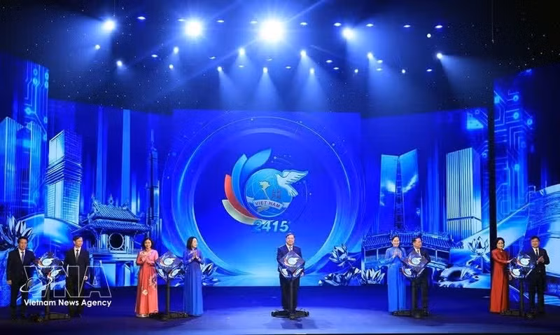 Les délégués procèdent au lancement du concours « Entrepreneuriat féminin par l’innovation et valorisation des marques vietnamiennes 2027 ». Photo : VNA.