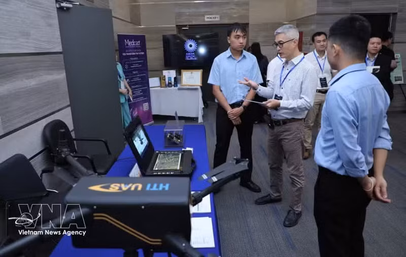 Dix produits de technologies numériques présentés au Forum Vietnam-Australie sur l’investissement et la coopération dans les technologies numériques et l’intelligence artificielle. Photo : VNA