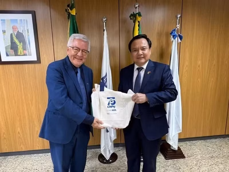 L’ambassadeur Bui Van Nghi (droite) et le président du Conseil national pour le développement scientifique et technologique du Brésil (CNPq), Olival Freire Junior. Photo : ambassade du Vietnam au Brésil.