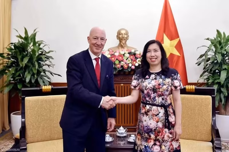 La vice-ministre Le Thi Thu Hang a reçu M. Mark Kent, président du Réseau d’Amitié Vietnam - Royaume-Uni. Photo : baoquocte.