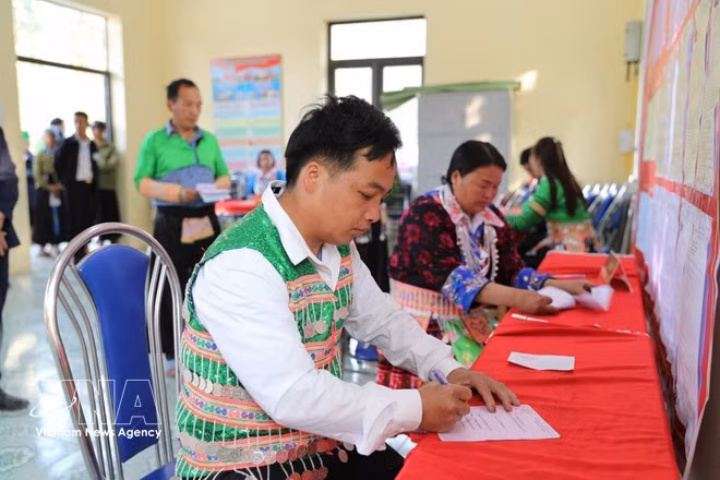 Des électeurs du hameau hmong de Che Lâu, dans la commune frontalière de Na eo, province de Thanh Hoa, se rendent aux urnes pour voter. Photo : VNA.