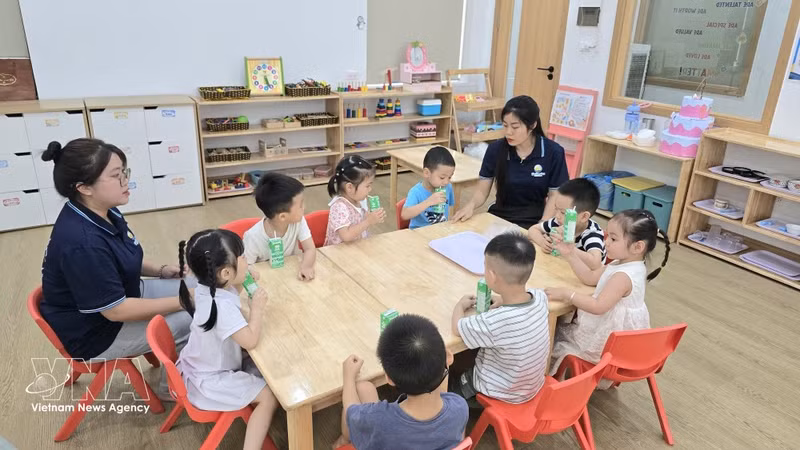 Enfants de la classe de l’établissement préscolaire privé indépendant Sao Bien (quartier de Ha Long, province de Quang Ninh). Photo: VNA