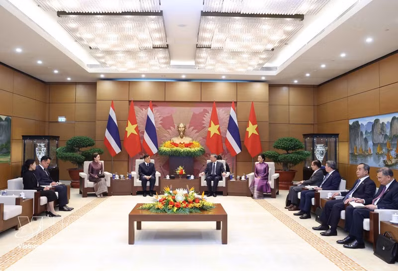 L'entretien entre le secrétaire général du Parti communiste du Vietnam et président To Lam (droite) et le Roi de Thaïlande Maha Vajiralongkorn Phra Vajiraklaochaoyuhua. Photo : VNA.