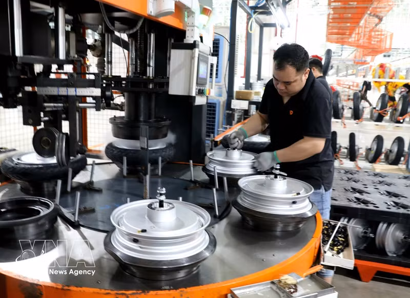 La ligne de production de l'usine de fabrication intelligente Yadea Vietnam – représentant un investissement de plus de 100 millions de dollars – située dans le parc industriel de Tân Hung, dans la province de Bac Ninh. Photo : VNA