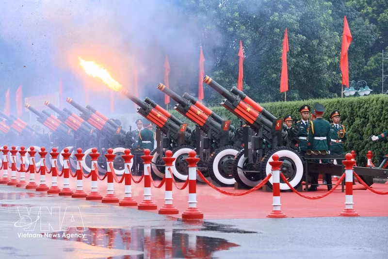 Une salve de 21 coups de canon a été tirée pour accueillir le roi de Thaïlande, Maha Vajiralongkorn Phra Vajiraklaochaoyuhua, et la reine lors de leur visite d'État au Vietnam. Photo : VNA.