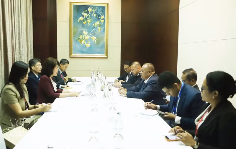 La vice-ministre vietnamienne des Affaires étrangères, Nguyên Thi Hoàng Vân, rencontre le ministre timorais des Affaires étrangères et de la Coopération, Bendito Freitas. Photo : VNA