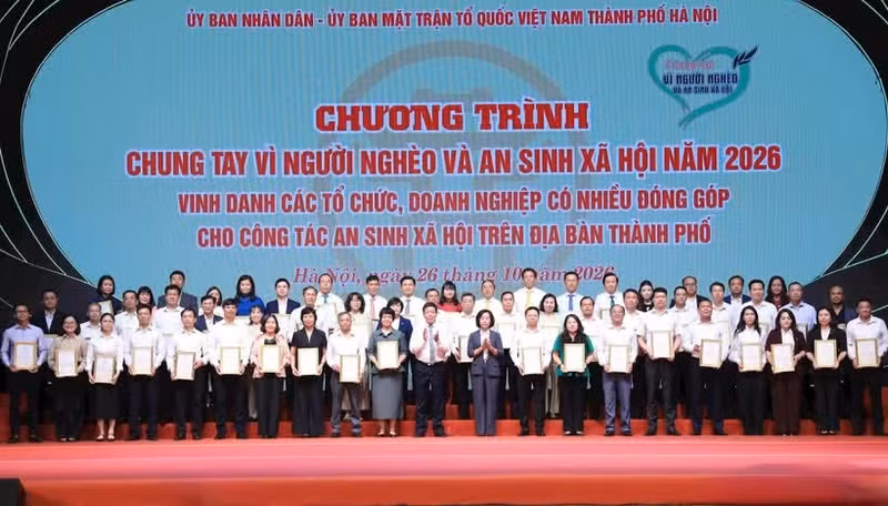 Remise des satisfecit aux représentants de collectivités, d'entreprises et d'organisations ayant contribué aux activités de protection sociale à Hanoï. Photo : https://thanhuyhanoi.vn/