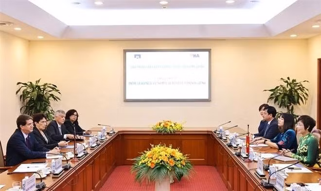 Entretien le 1er décembre à Hanoï, entre la directrice générale de la VNA Vu Viet Trang et le président de Prensa Latina, Jorge Legañoa Alonso. Photo: VNA