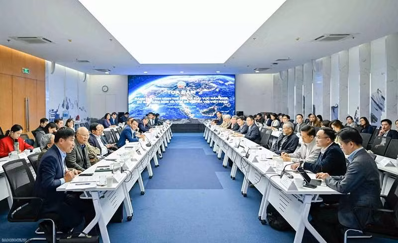 Les délégués participant au colloque scientifique « Évaluation de la situation mondiale et régionale en 2025, prévisions pour 2026 et enjeux pour le Vietnam ». (Photo : Nguyen Hong)