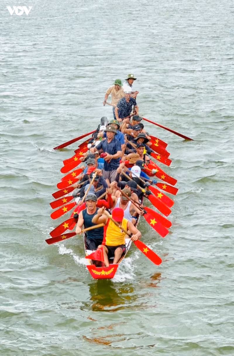 Le festival traditionnel de nage et de course de bateaux sur la rivière Kien Giang est devenu une source de fierté pour les habitants.