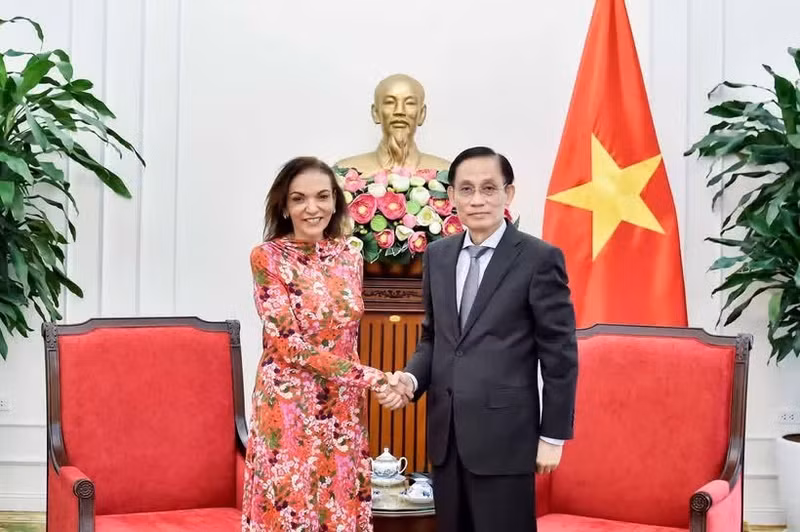 Le ministre des Affaires étrangères, Le Hoai Trung, et Anne Aly, députée et ministre australienne du Développement international, des Petites entreprises et des Affaires multiculturelles. Photo : ministère vietnamien des Affaires étrangères.