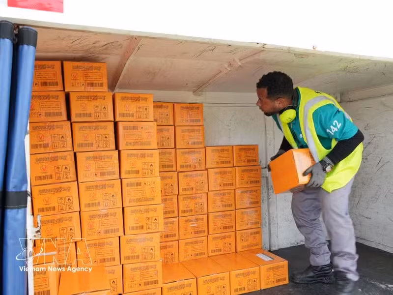 Acheminement de matériel de secours à l'aéroport international de Caracas. Photo : VNA.